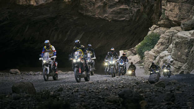 Pilotos de la Africa Twin a través de un puerto de montaña.