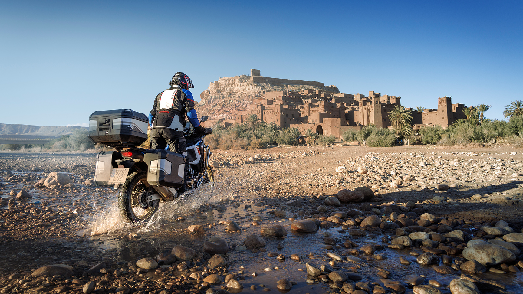 Piloto en una CRF1100 ATAS orientada hacia atrás con accesorios de touring.