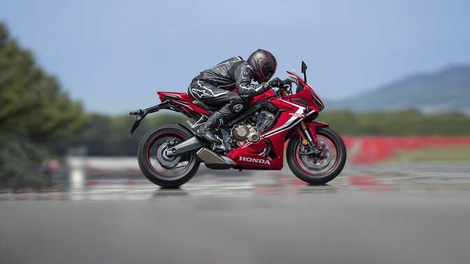 Honda CBR650R en un circuito
