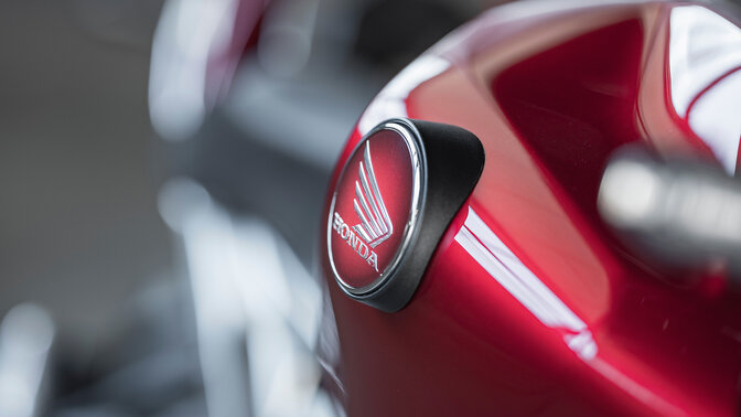 Logotipo de alas de Honda en el depósito de combustible