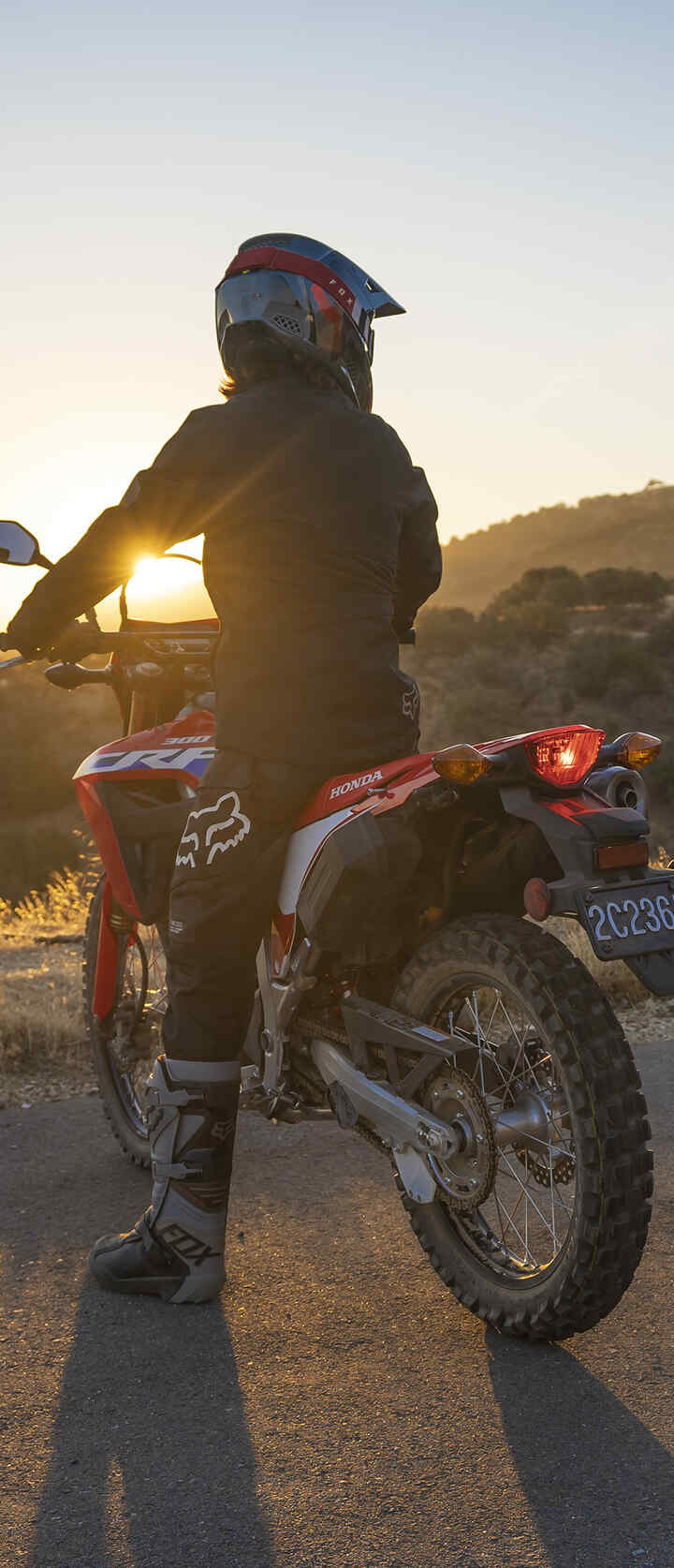 CRF300 estacionada con puesta de sol