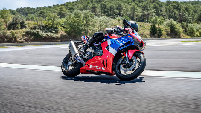 Honda CBR1000RR-R Rojo Grand Prix en un circuito
