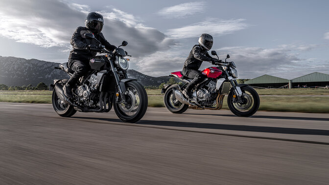 Honda C1000R con motociclistas en carretera
