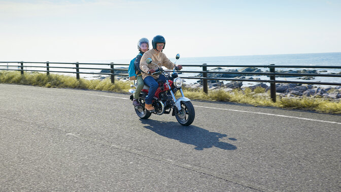 Honda DAX125 por carretera de costa