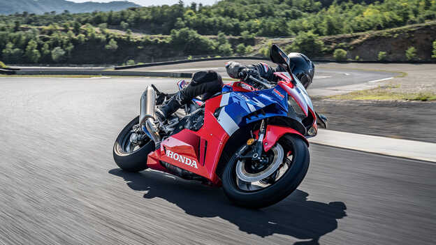 CBR1000RR-R Fireblade con conductor en pista