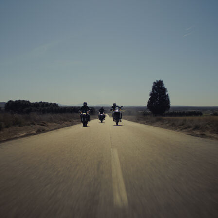 Solo una campaña de marca de carretera con tres motociclistas