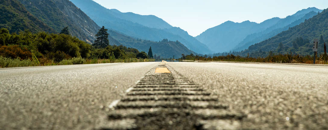 Carretera de asfalto que conduce hacia las montañas