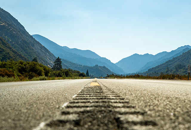 Carretera de asfalto que conduce hacia las montañas