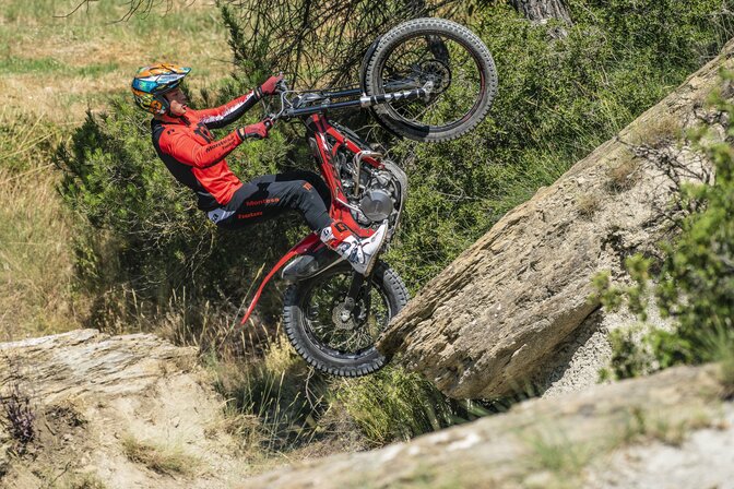 Toni Bou pilotando la 260R