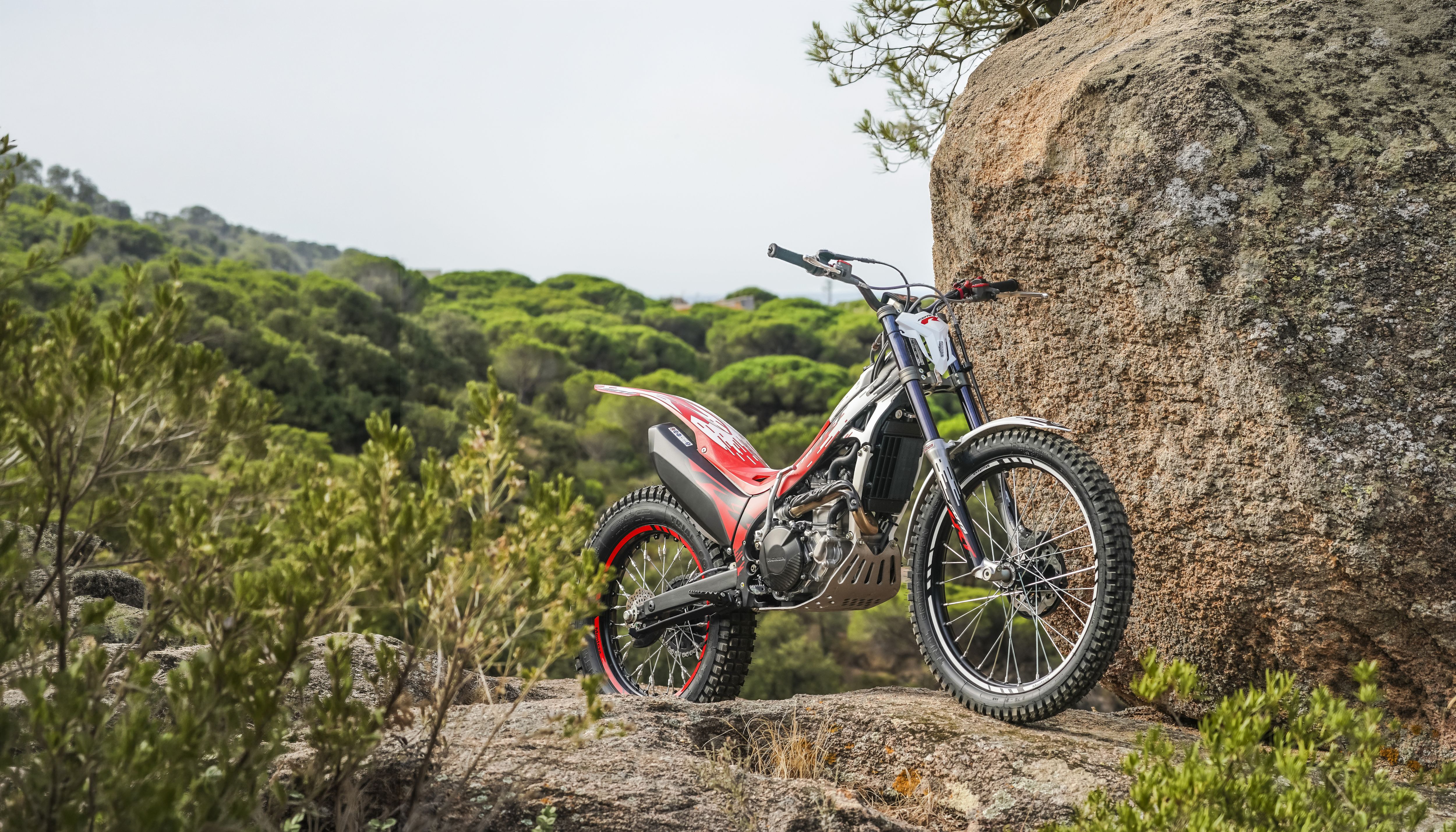 Moto de trial Montesa Cota 301RR en un terreno rocoso al aire libre.