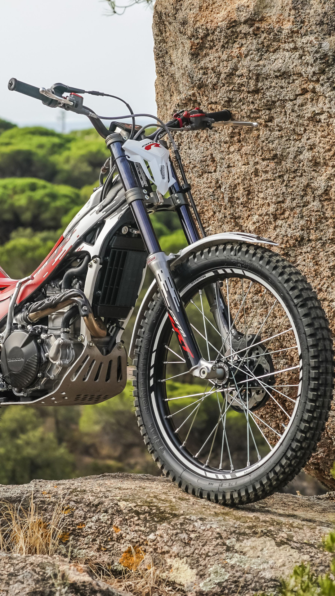 Moto de trial Montesa Cota 301RR en un terreno rocoso al aire libre.