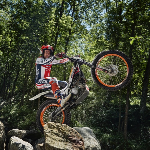 Montesa 4RT Race Replica, lateral delantero derecho de tres cuartos, en un paisaje montañoso