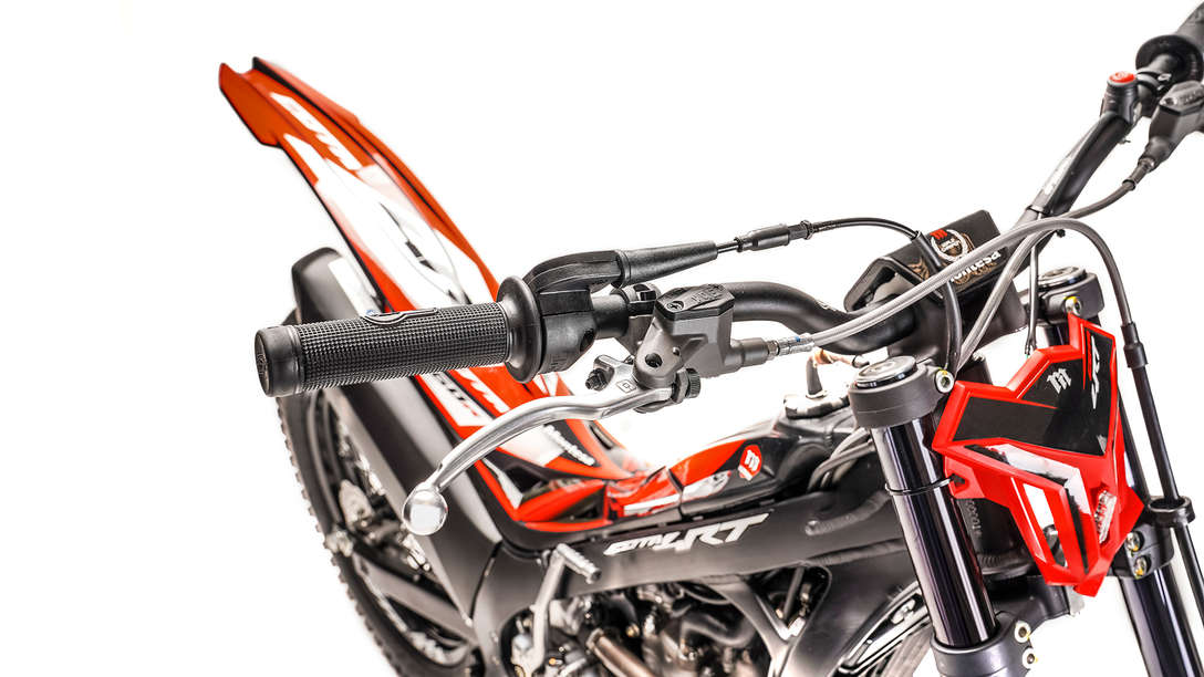 Primer plano delantero de tres cuartos de la Honda Montesa Cota 4RT 260R.