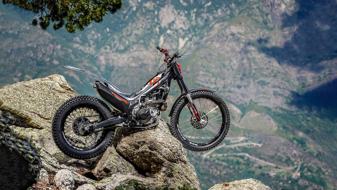 Lateral de Honda Montesa Cota 4RT 301RR sobre roca, vista lateral derecha.