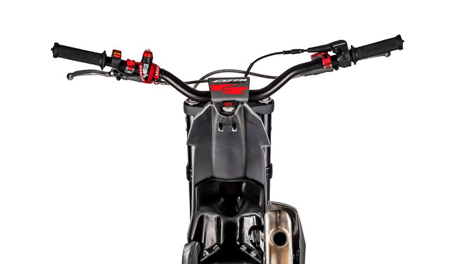 Primer plano del manillar de la Honda Montesa Cota 4RT 301RR desde atrás.