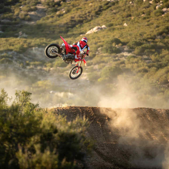 Honda CRF250R en salto fuera de la carretera