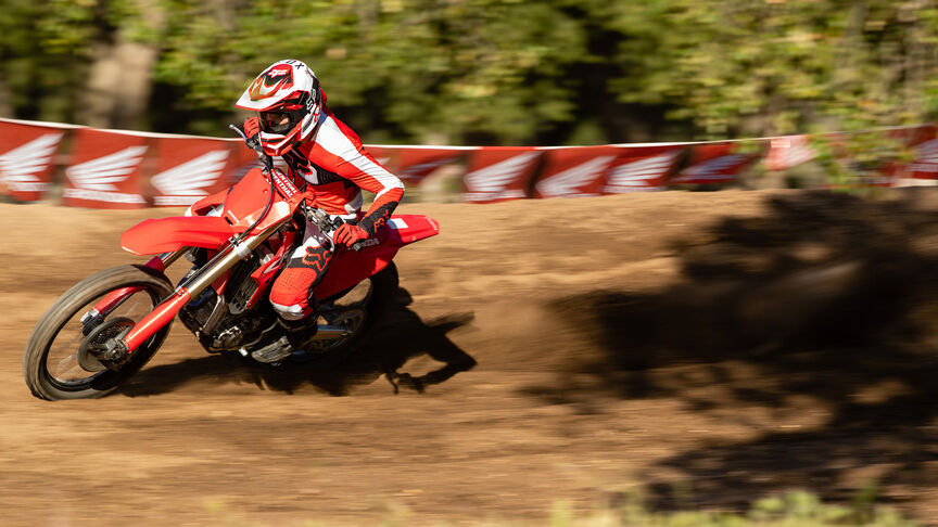 Dos conductores saltando con la Honda CRF450R.