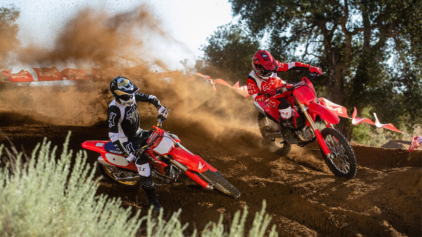 Dos conductores saltando con la Honda CRF450R.