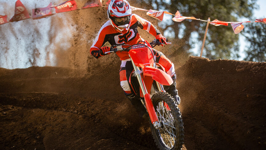 Dos conductores saltando con la Honda CRF450R.