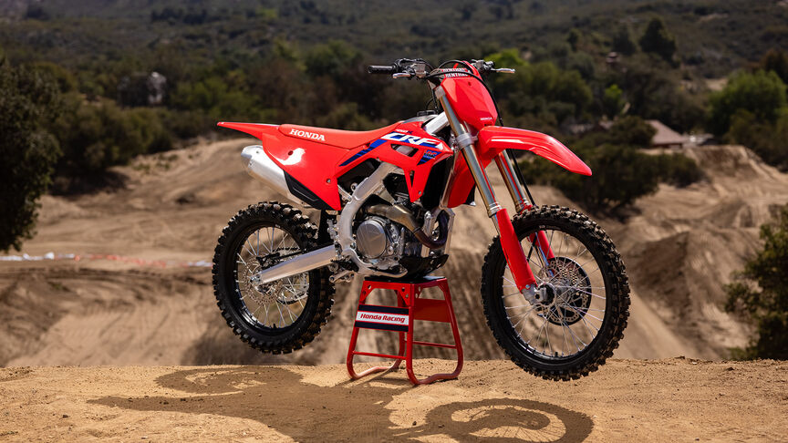 Dos conductores saltando con la Honda CRF450R.