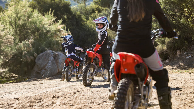 Honda CRF110F off road con jóvenes pilotos
