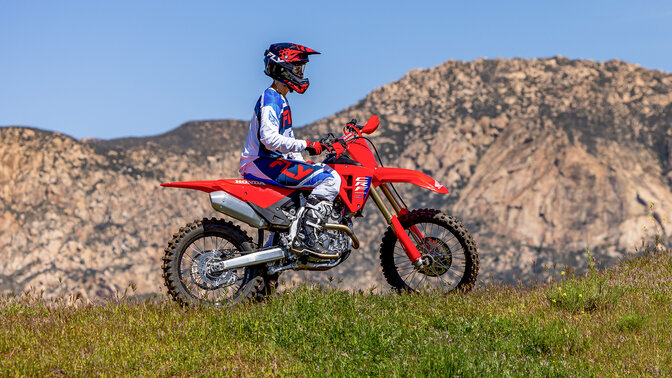 Honda CRF250R en pista de MX saltando