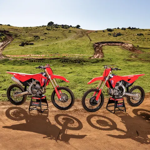 Imagen frontal dinámica de la Honda CRF250R en la pista con piloto de MX