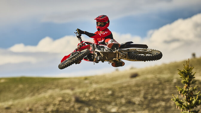 Honda CRF450R en pista con un piloto de motocross