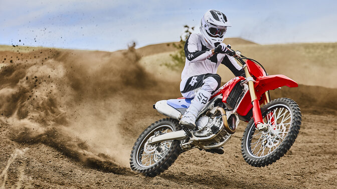 Honda CRF450R en pista con un piloto de motocross