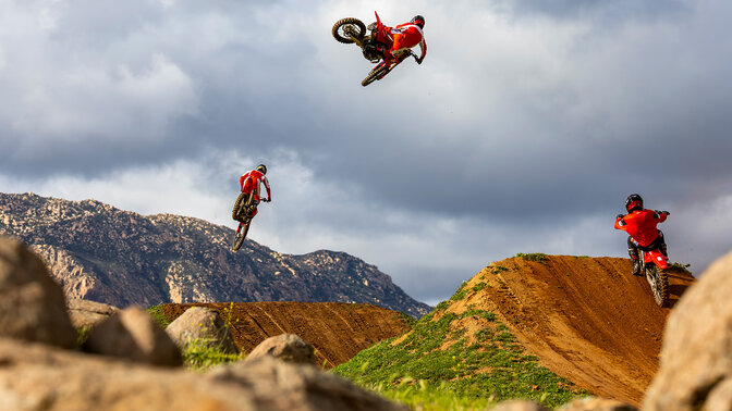 Honda CRF450R en pista con un piloto de motocross