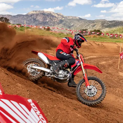 Honda CRF450R en pista con un piloto de motocross