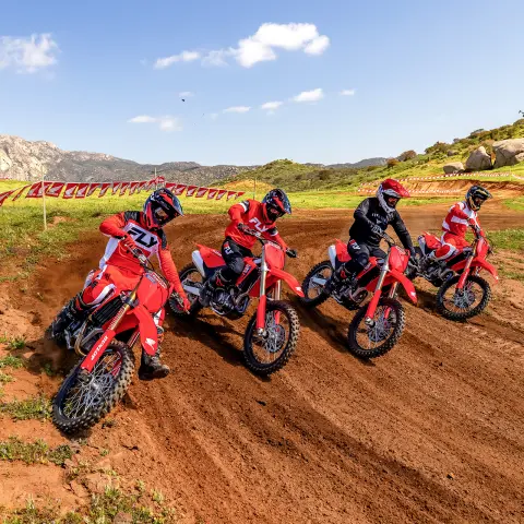 Honda CRF450R en pista con un piloto de motocross