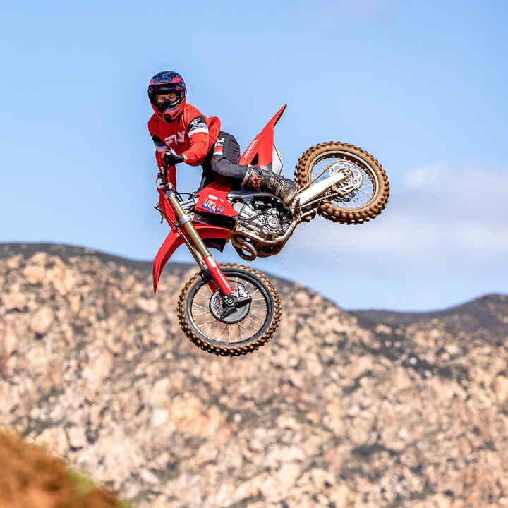 CRF450R con un piloto de MX en circuito