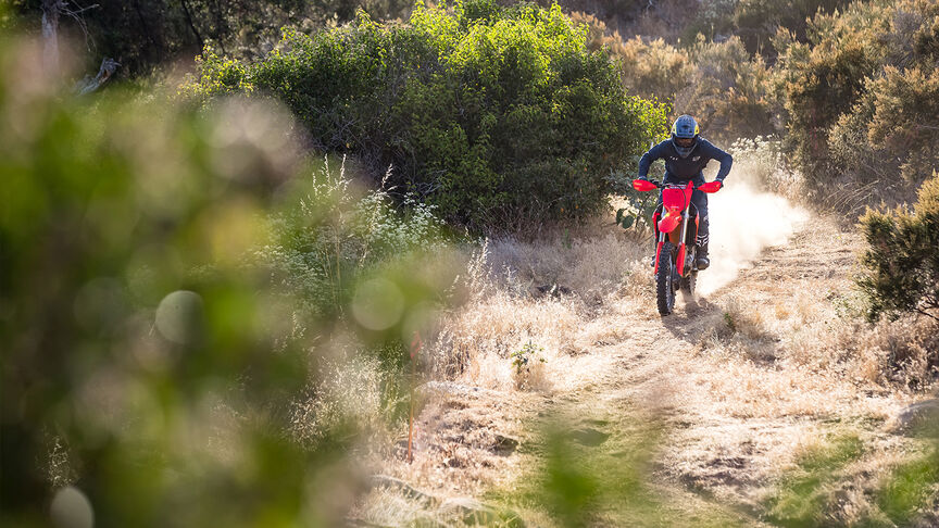 Honda CRF450RX en un camino fuera de la carretera.