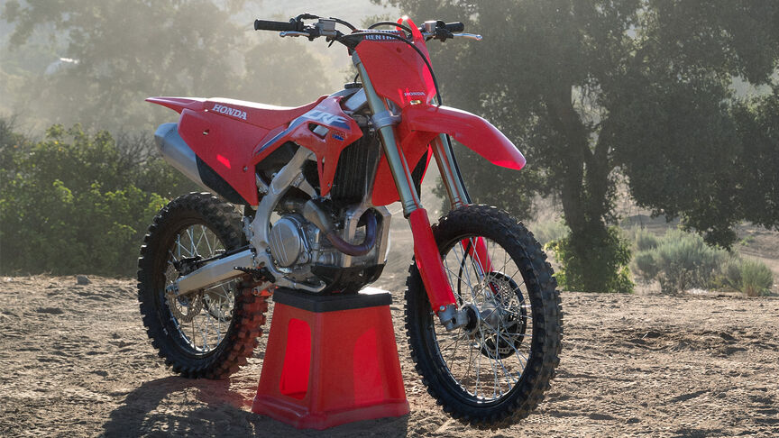 Honda CRF450RX en un camino fuera de la carretera.