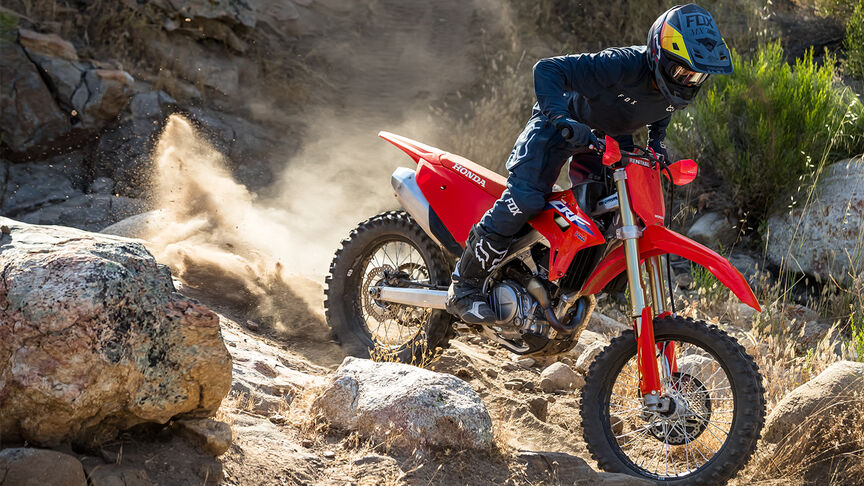 Honda CRF450RX en un camino fuera de la carretera.