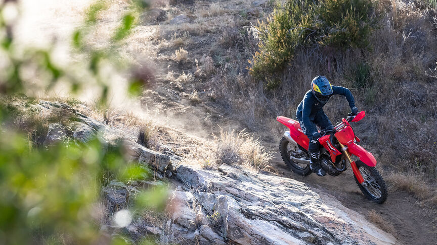 Honda CRF450RX en un camino fuera de la carretera.