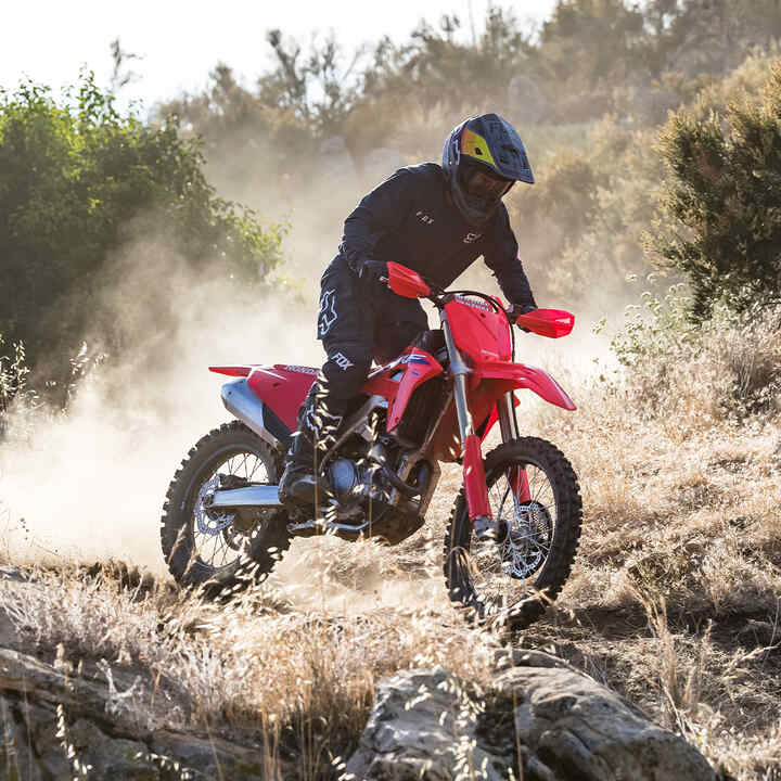 Honda CRF450RX circulando por una pista fuera de la carretera.