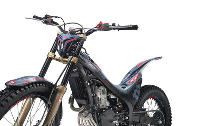 Honda Montesa Cota 301RR primer plano frontal de tres cuartos del lateral izquierdo en modelo Grey Sonic