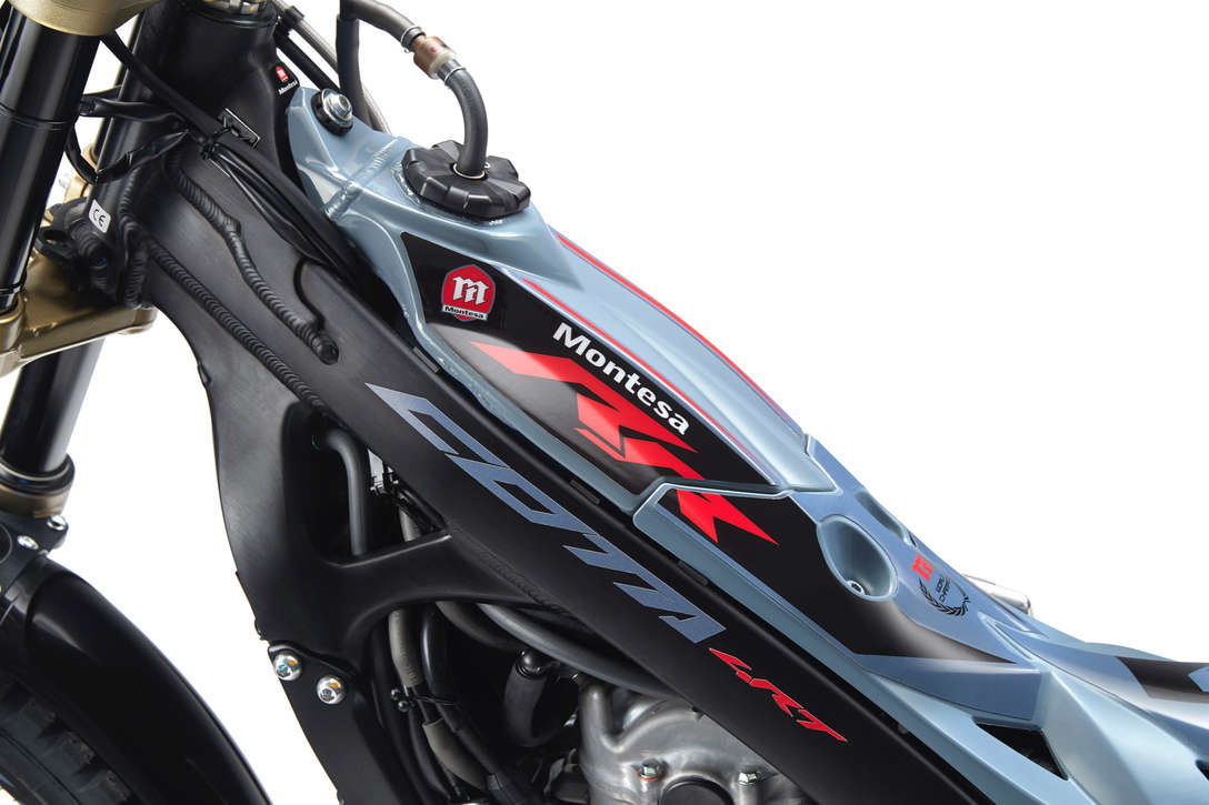 Montesa Cota 301RR primer plano del depósito de combustible