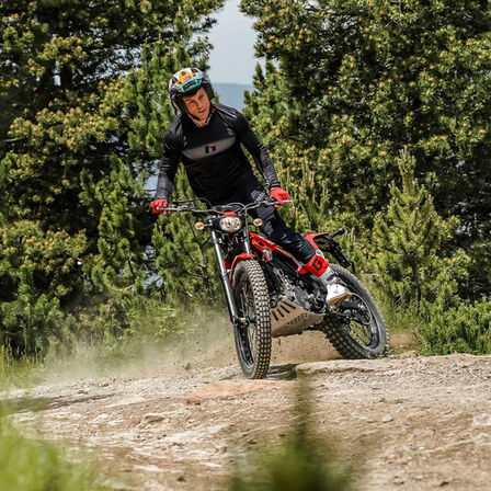Toni Bou sobre una Montesa Cota 4RIDE