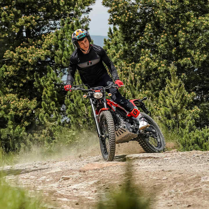 Toni Bou sobre una Montesa Cota 4RIDE