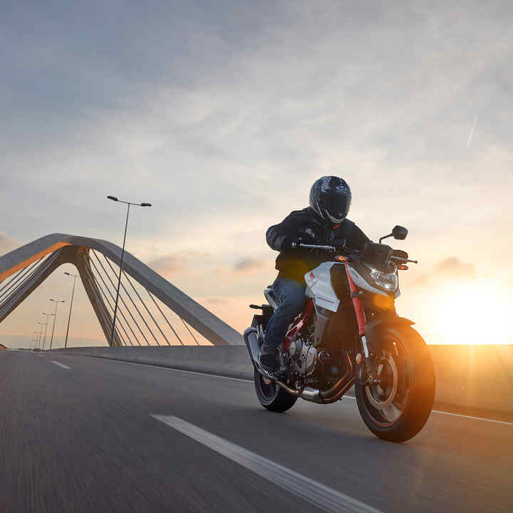 Imagen de tres cuartos frontal de Honda Hornet en un puente.