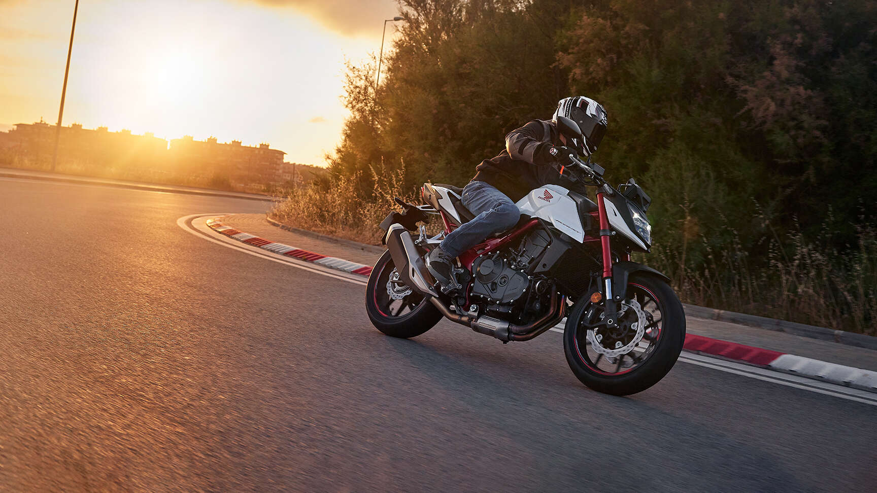 Imagen dinámica delantera de tres cuartos de la Honda Hornet