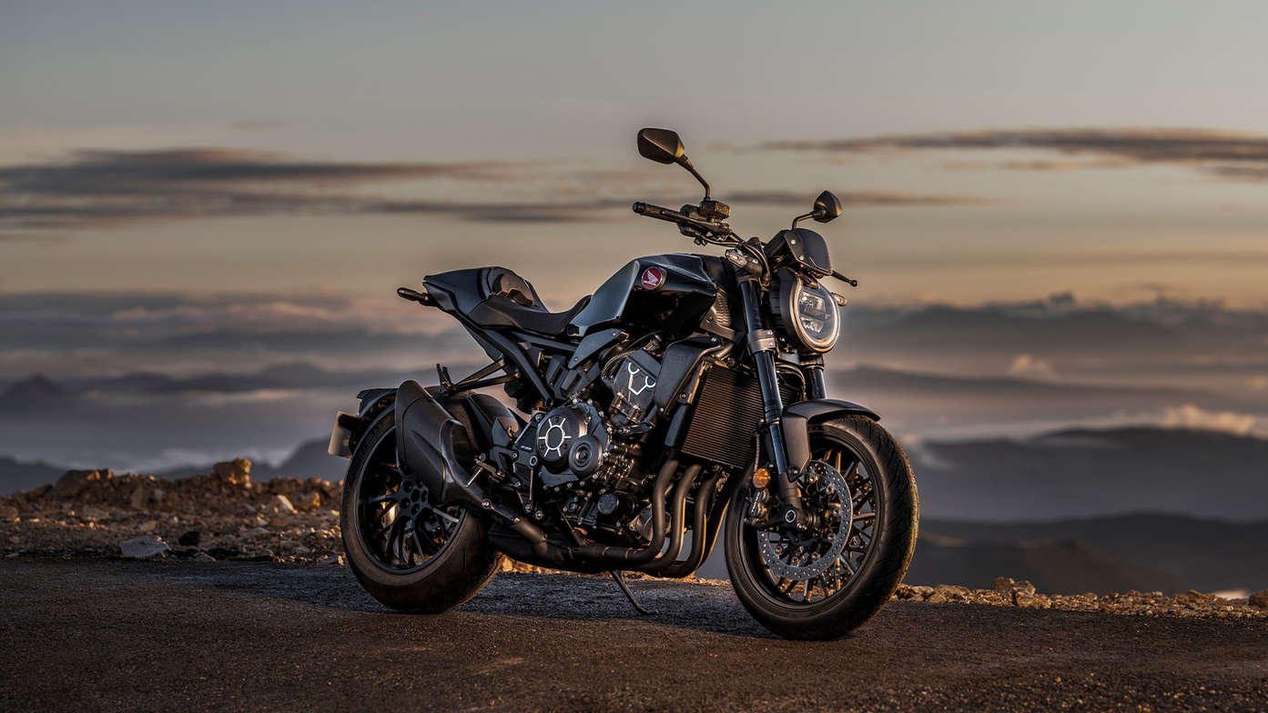 CB1000R Black Edition, lateral derecho de tres cuartos, parada, en lo alto de la montaña