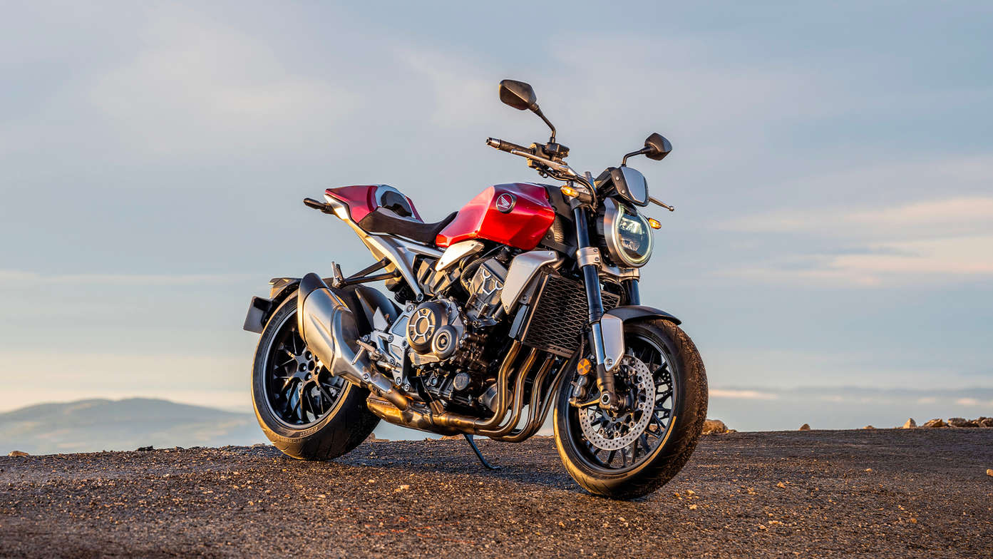 CB1000R, en rojo, lateral derecho de tres cuartos, parada, en lo alto de la montaña