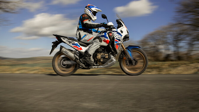 Imagen trasera de 3/4 de la Africa Twin con silencioso SC-Project