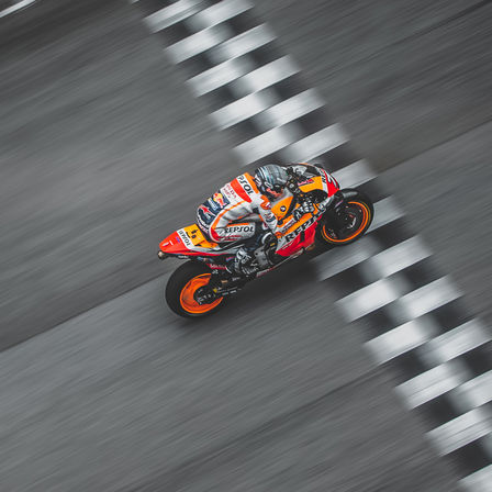 Piloto del equipo Honda MotoGP cruzando la línea de meta.