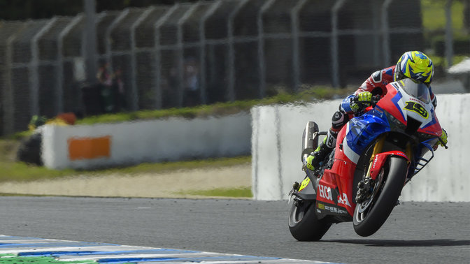 Vista delantera de tres cuartos de la Honda Fireblade del WSBK durante la carrera.