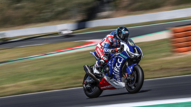 Vista delantera de tres cuartos de la Honda Fireblade durante una carrera del EWC.